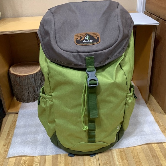 Deuter Walker 16 Liters Unisex Backpack Color Mist pine New - Picture 1 of 9